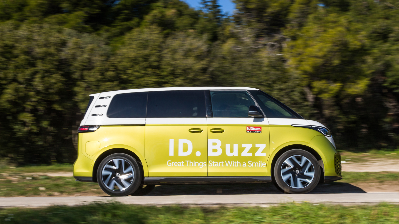 VW ID.Buzz: Κοιτάει στο μέλλον αναπολώντας το παρελθόν
